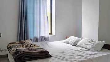 Standard Room | Desk, rollaway beds, bed sheets