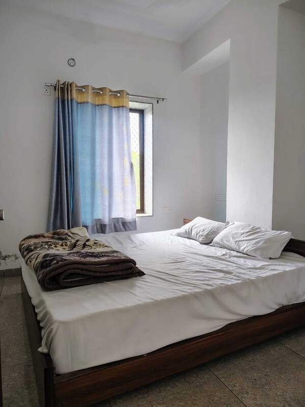 Habitación estándar | Escritorio, camas extra y ropa de cama 