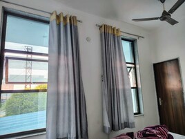 Escritorio, camas plegables/adicionales y ropa de cama 