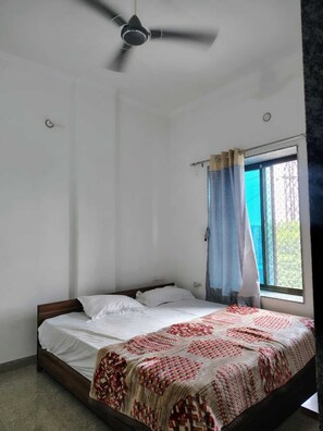 Standard Room | Desk, rollaway beds, bed sheets