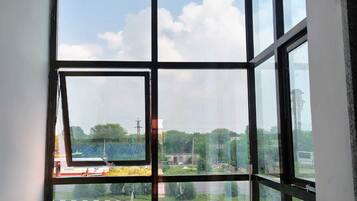 Deluxe Room, Air conditioning | Desk, rollaway beds, bed sheets