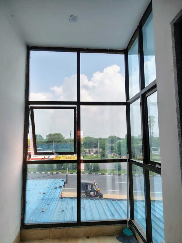 Deluxe Room, Air conditioning | Desk, rollaway beds, bed sheets