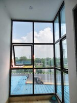 Escritorio, camas plegables/adicionales y ropa de cama 