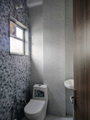 디럭스룸, 에어컨 | 책상, 간이 침대, 침대 시트