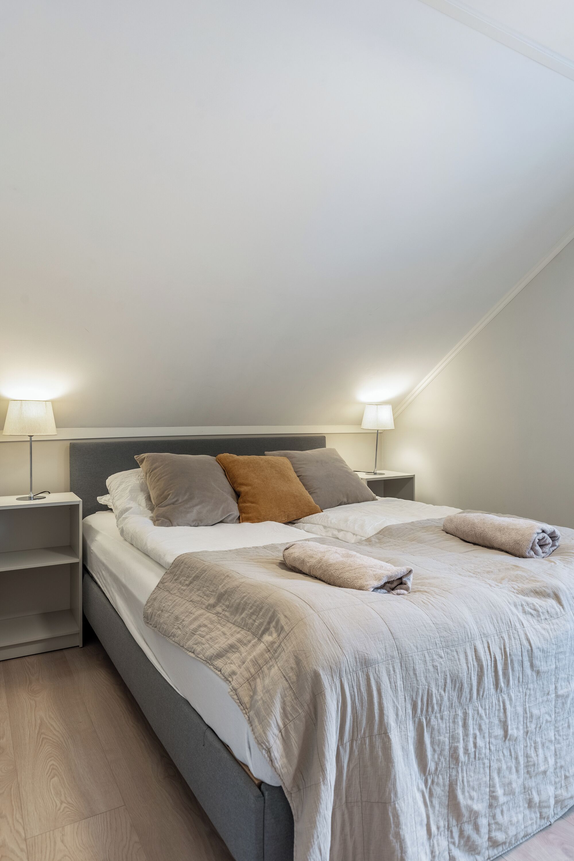 3 soverom, skrivebord, strykejern/-brett og wi-fi (inkludert)