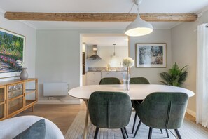 Dining - House with 4 Bedrooms – Near Arendal City with Private Parking for 1 car (Agder)