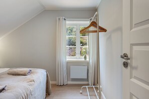 3 bedrooms, desk, iron/ironing board, free WiFi