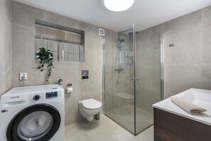 Regadera, secadora de cabello, toallas, papel de baño