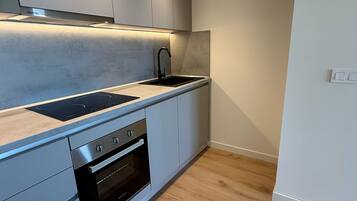 Mikrowelle, Ofen, Geschirrspüler, Esstisch