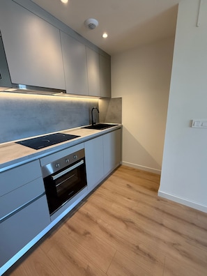 Micro-ondes, four, lave-vaisselle, tables à manger