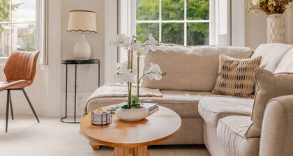 Stylish 5-Bed Townhouse in Prime Leamington Spa