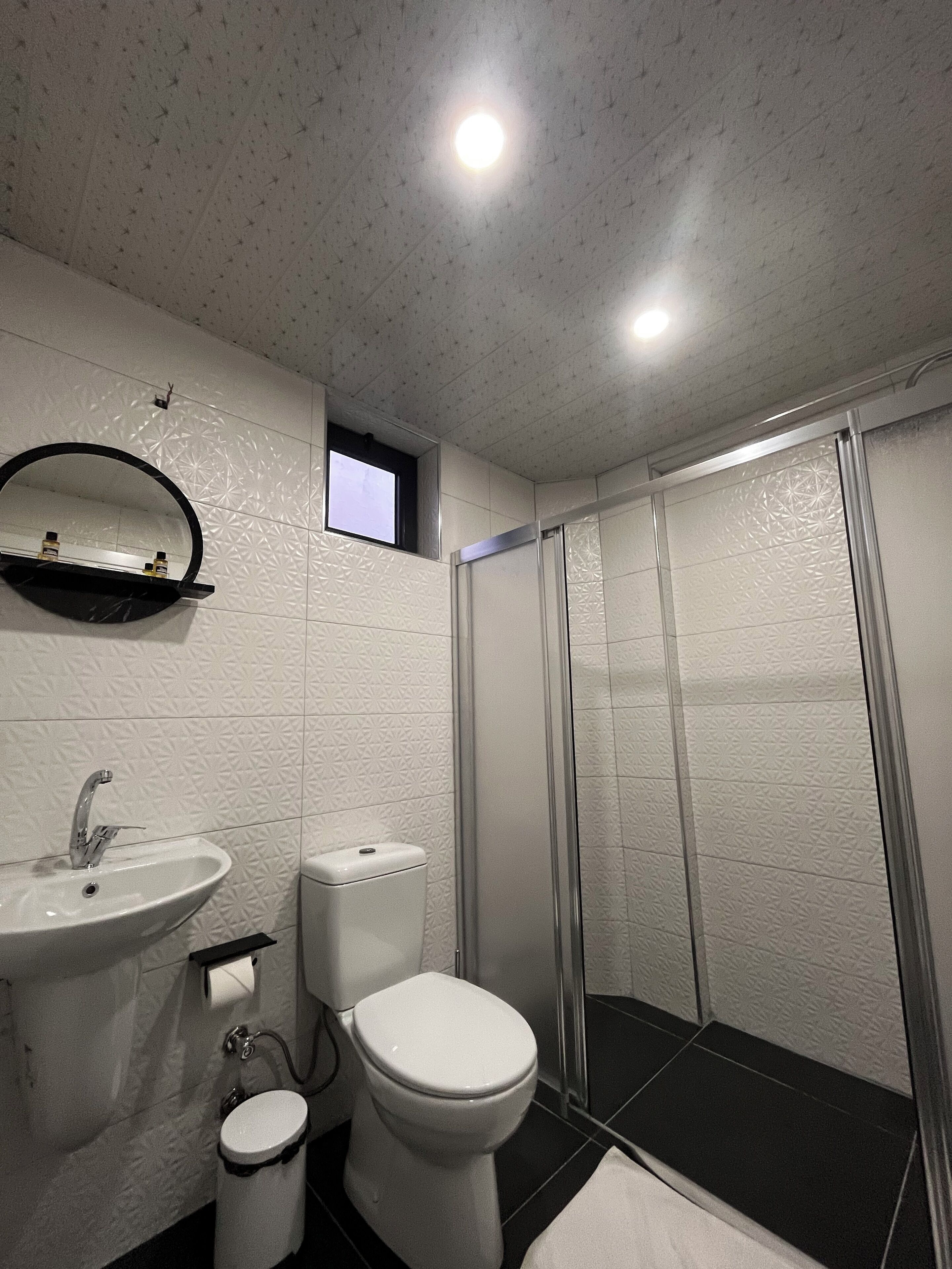 Kamar Twin Ekonomi, balkon, pemandangan laut terbatas | Kamar mandi | Shower, pengering rambut, sandal, dan handuk