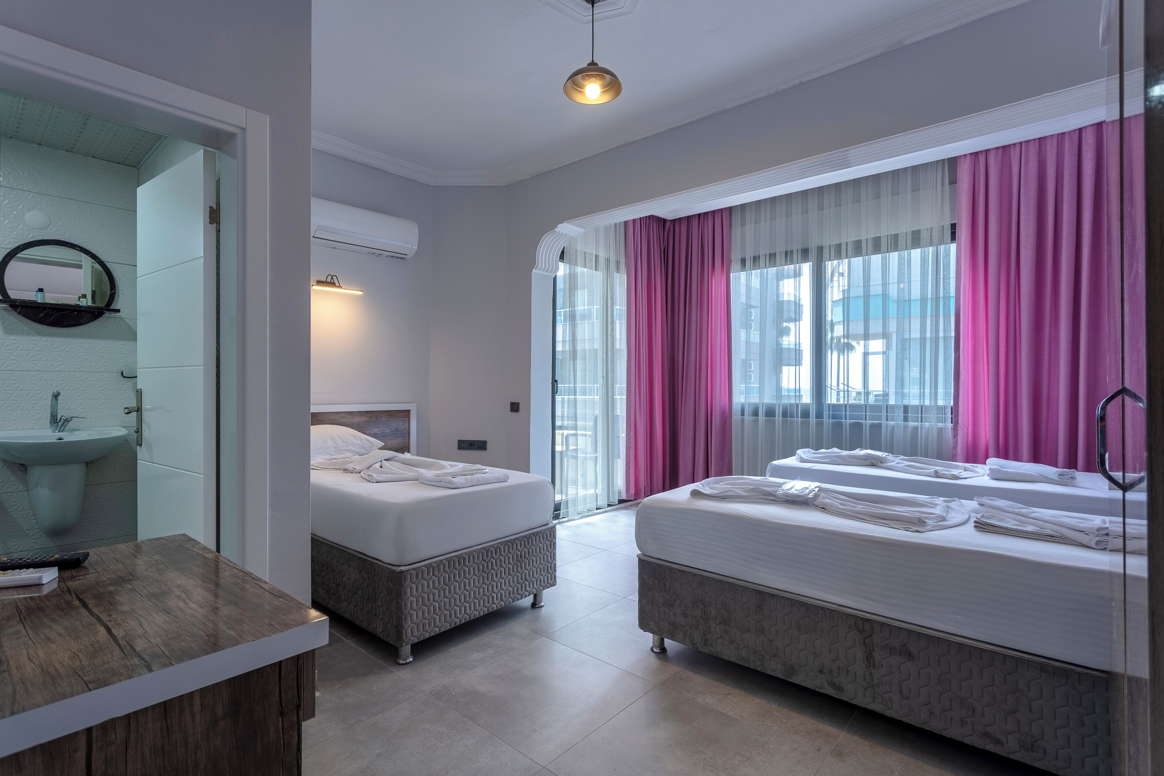 Standard Room | Hypo-allergenic bedding, iron/ironing board, free WiFi