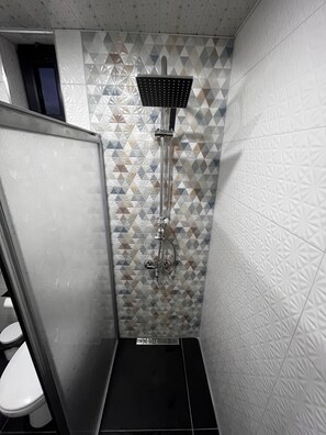 Douche, sèche-cheveux, chaussons, serviettes fournies