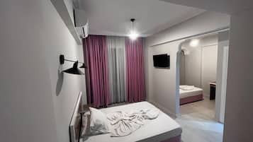 Chambre Quadruple Ăconomique, balcon | Fer et planche Ă  repasser, Wi-Fi gratuit