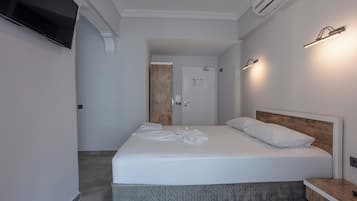 Habitación familiar | Ropa de cama hipoalergénica, tabla de planchar con plancha, wifi gratis