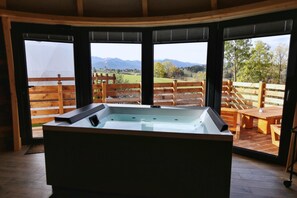 Glamp z jacuzzi i widokiem na góry | Private spa tub