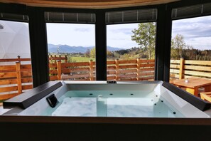 Glamp z jacuzzi i widokiem na góry | Yksityinen kuumavesiallas