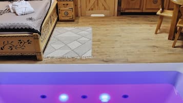 Glamp z jacuzzi i widokiem na góry | Tina de hidromasaje privada