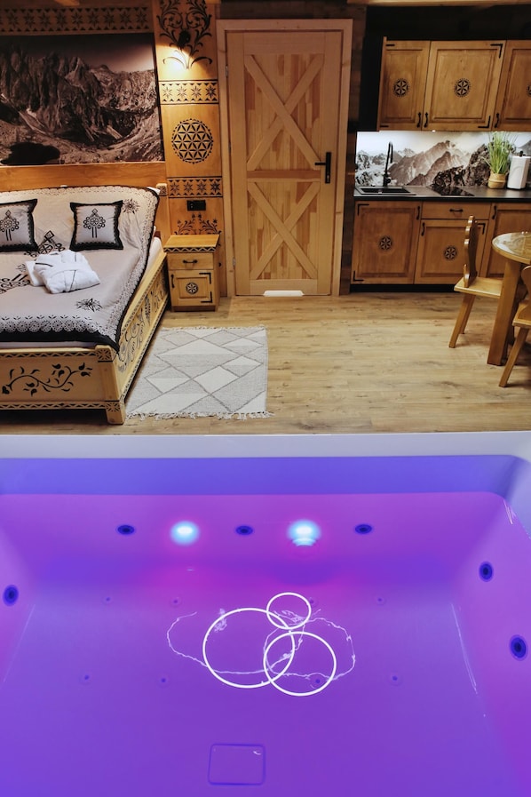 Glamp z jacuzzi i widokiem na góry | Private spa tub