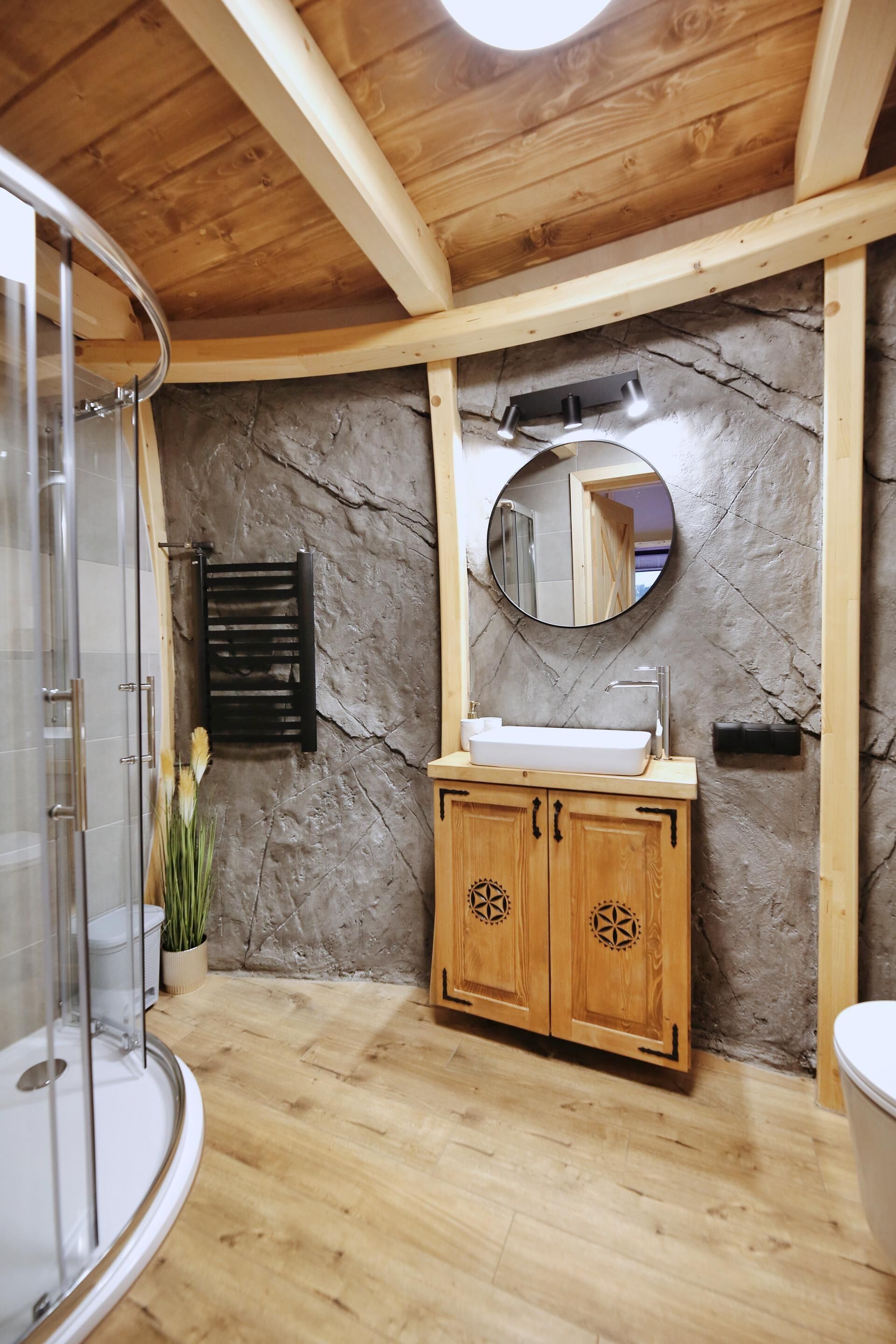 Glamp z jacuzzi i widokiem na góry | Badeværelse