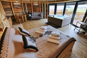 Glamp z jacuzzi i widokiem na góry | Living area