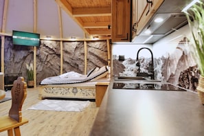 Glamp z jacuzzi i widokiem na góry | Living area