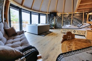 Glamp z jacuzzi i widokiem na góry | Living area