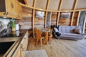 Glamp z jacuzzi i widokiem na góry | Living area