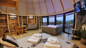 Glamp z jacuzzi i widokiem na góry | บริเวณนั่งเล่น