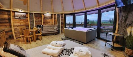 Glamp z jacuzzi i widokiem na góry | Coin séjour