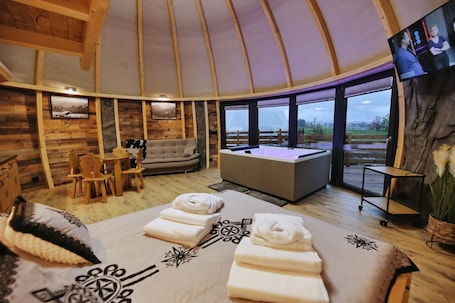 Glamp z jacuzzi i widokiem na gรณry | ๊ฑฐ์ค ๊ณต๊ฐ