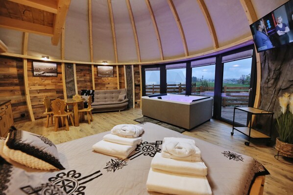 Glamp z jacuzzi i widokiem na góry | Living area