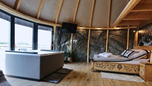 Glamp z jacuzzi i widokiem na góry | บริเวณนั่งเล่น