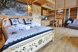 Glamp z jacuzzi i widokiem na góry | Oppholdsområde