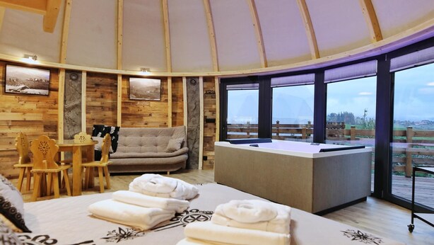 Glamp z jacuzzi i widokiem na góry | บริเวณนั่งเล่น
