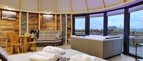 Glamp z jacuzzi i widokiem na góry | Living area