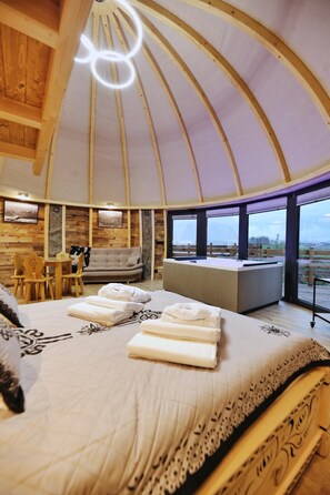 Glamp z jacuzzi i widokiem na góry | Living area