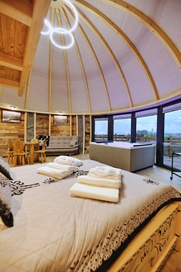 Glamp z jacuzzi i widokiem na góry | Living area - Tatry Mountain Glamp z jacuzzi (Bukowina Tatrzanska)