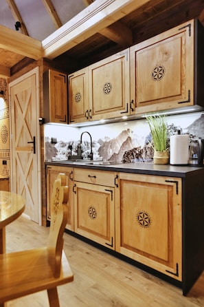 Glamp z jacuzzi i widokiem na góry | Living area