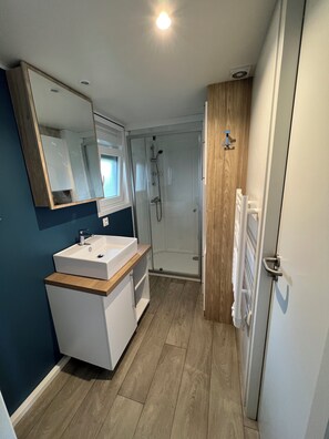 Een douche, een haardroger, zeep, toiletpapier