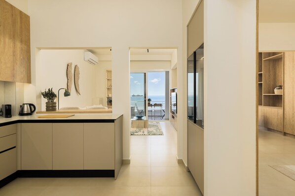 Apartamento, 2 quartos, sacada, vista para o mar | Cozinha privada | Máquina de café expresso, chaleira elétrica