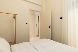 Rideaux occultants, chambres insonorisées, fer et planche à repasser