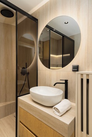 Apartment, 2 Bedrooms, Balcony, Sea View | Bathroom