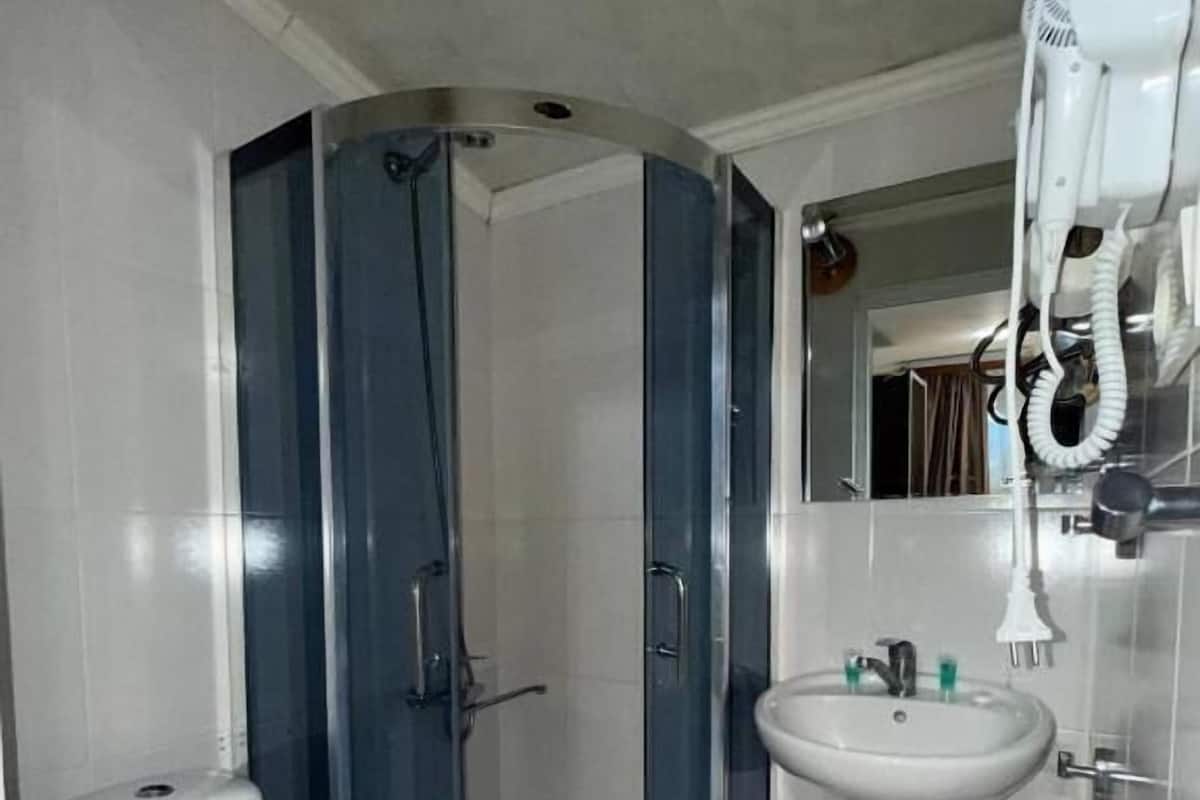 Ducha, secador de pelo, toallas, jabón