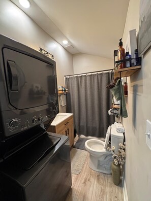 Serviettes fournies, savon, papier toilette