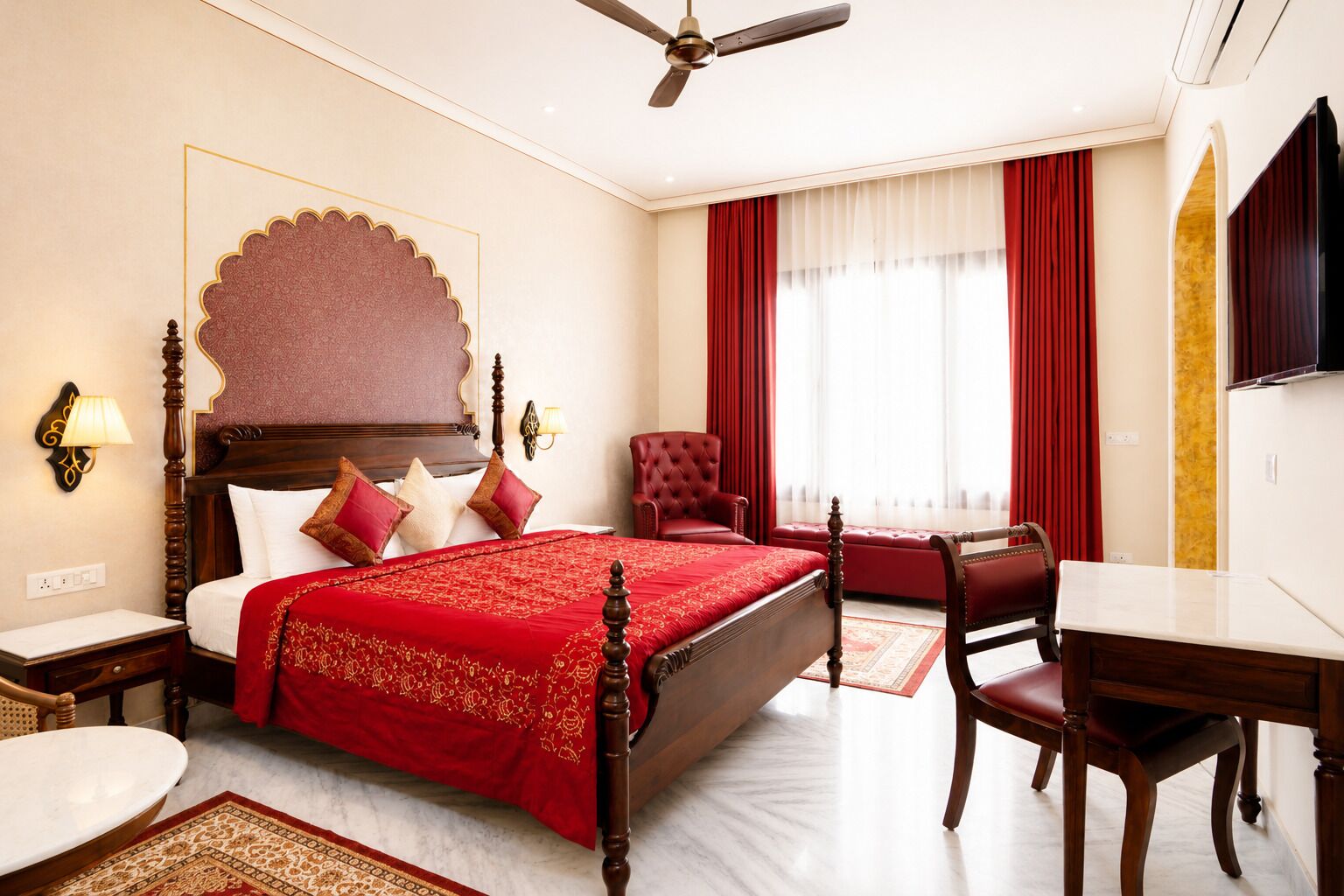 Suite | Egyptian cotton sheets, premium bedding, laptop workspace, free WiFi
