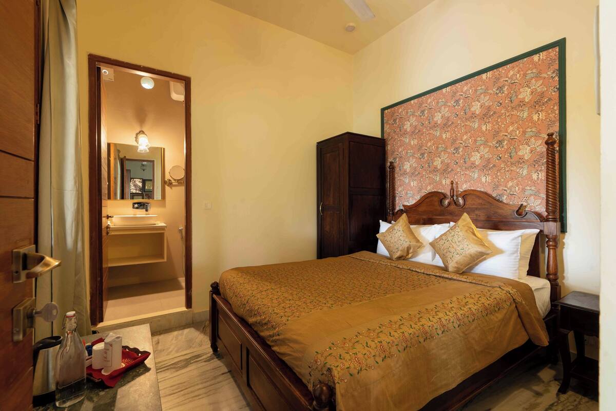 Deluxe Single Room | Egyptian cotton sheets, premium bedding, laptop workspace, free WiFi