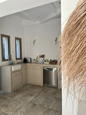 Fridge, microwave, oven, stovetop - A house to slow down, a stone's throw from Pampelonne beach (Ramatuelle)