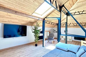 Bureau, fer et planche à repasser, lit parapluie, Wi-Fi